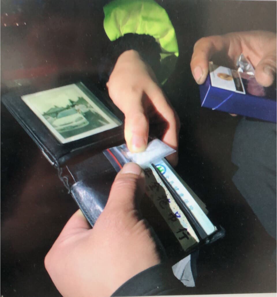 自知法網難逃而交出毒品。（警方提供
