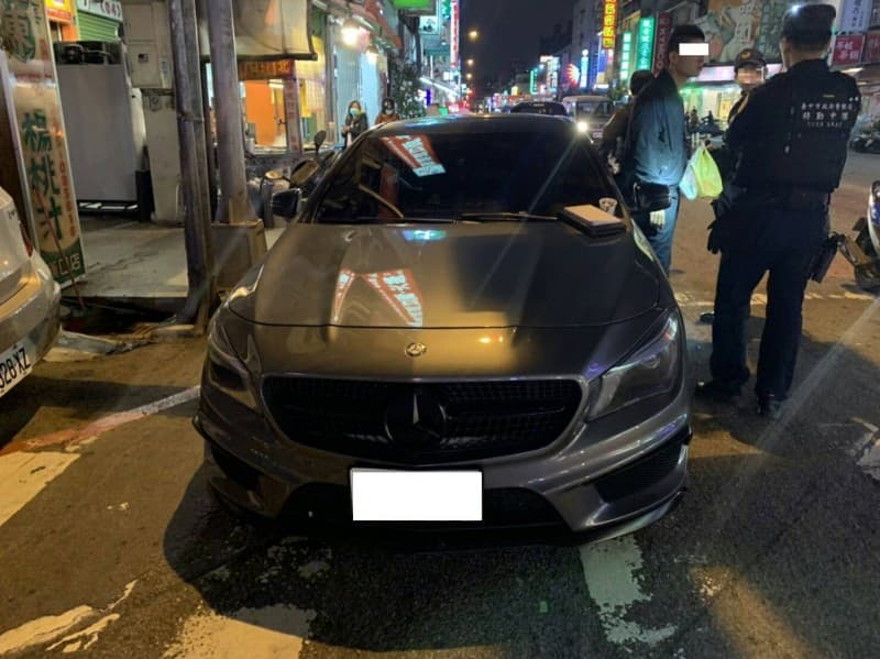 警方盤查開賓士車違停的蕭男。（警方提供）