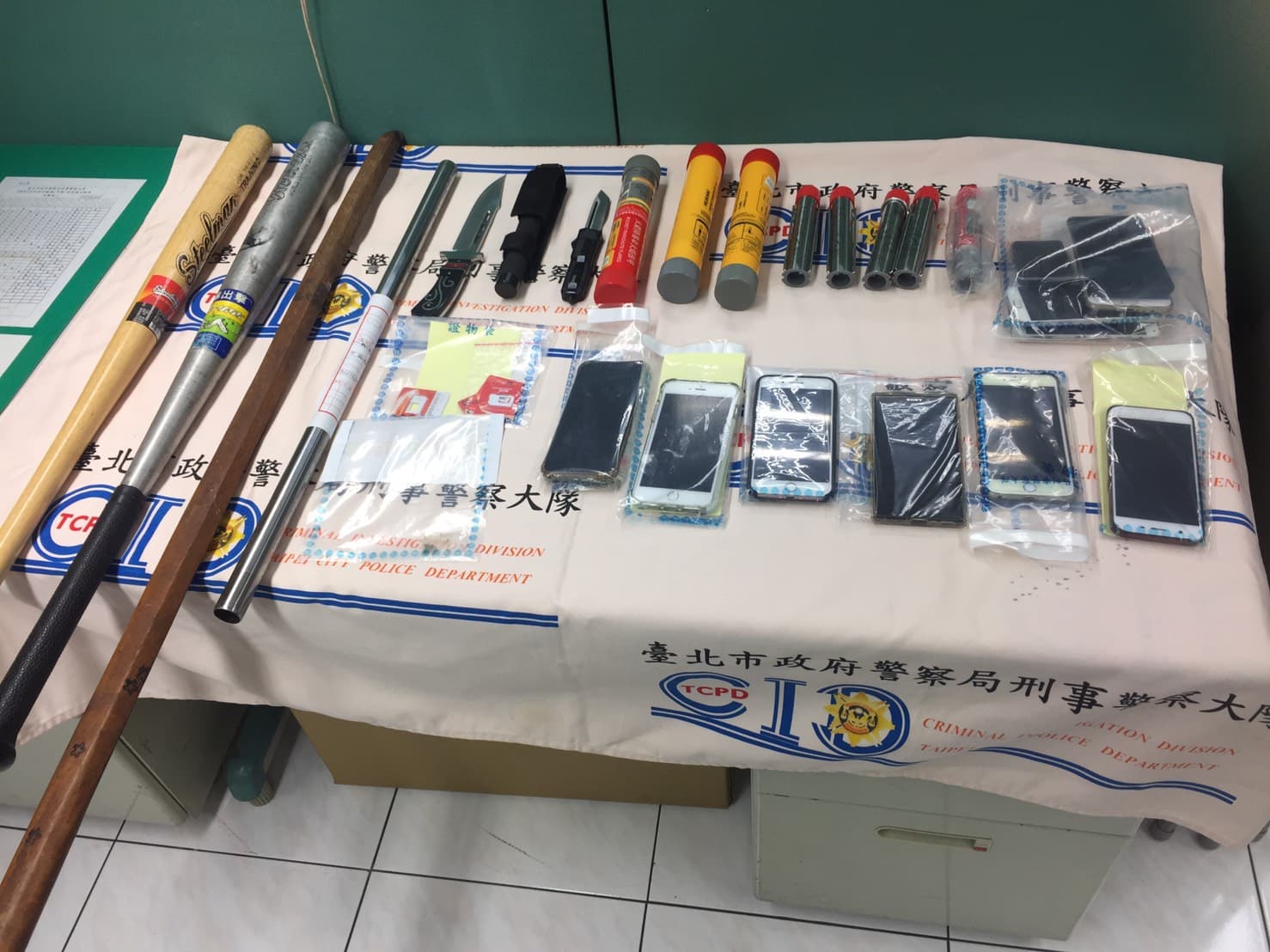 遭警方查獲第二級毒品大麻毛重0.3克、鐵棍、甩棒等證物。(警方提供)