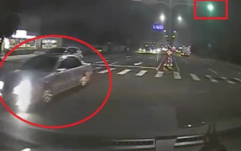 救護車到路口遇綠燈〈右上紅方框〉，對向車道汽機車未禮讓仍一路衝。（警方提供）
