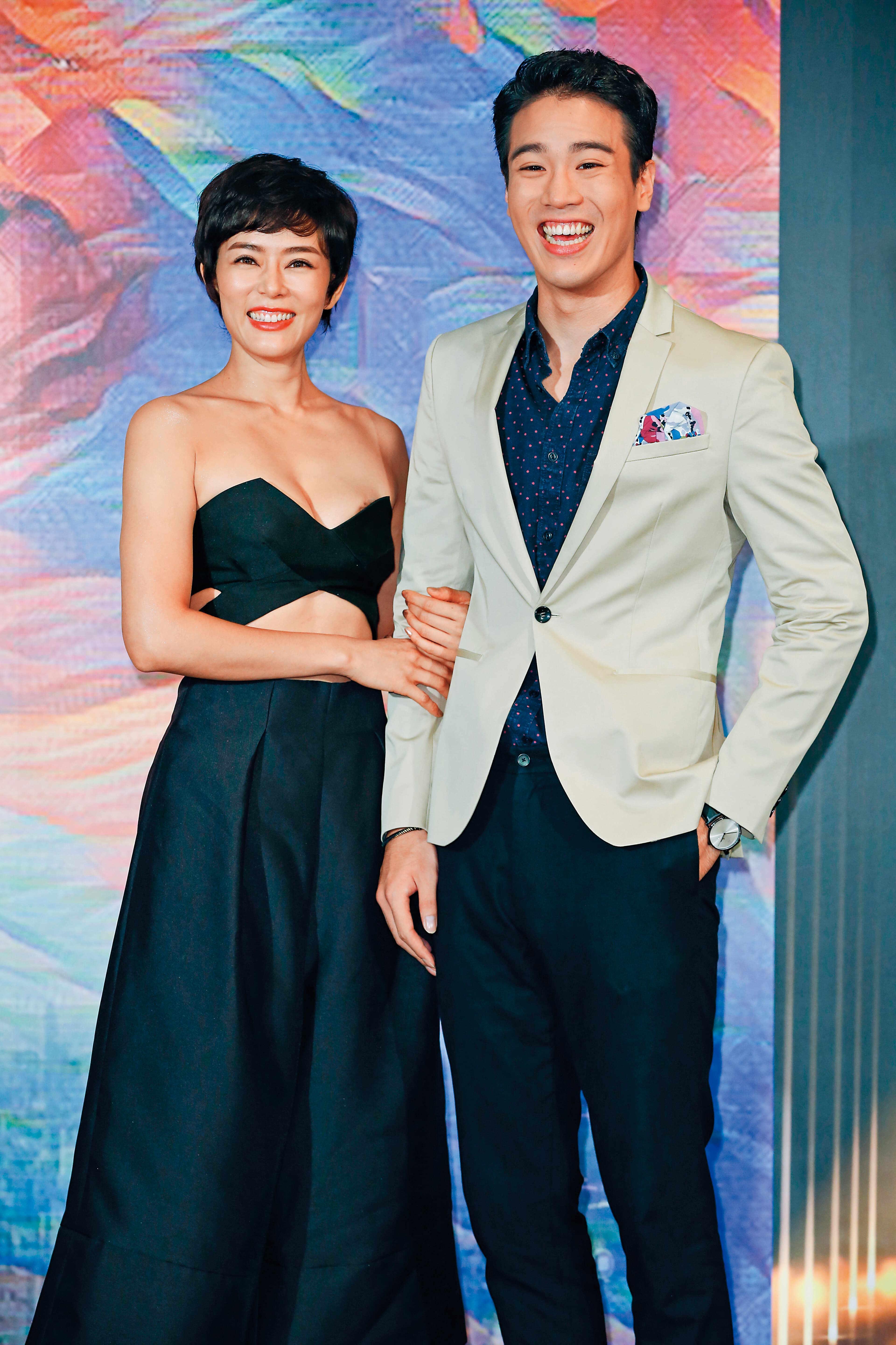 謝毅宏（右）第一次拍電影就與「最美麗士官長」劉香慈（左）搭檔，兩人靠減肥話題迅速培養對戲默契。