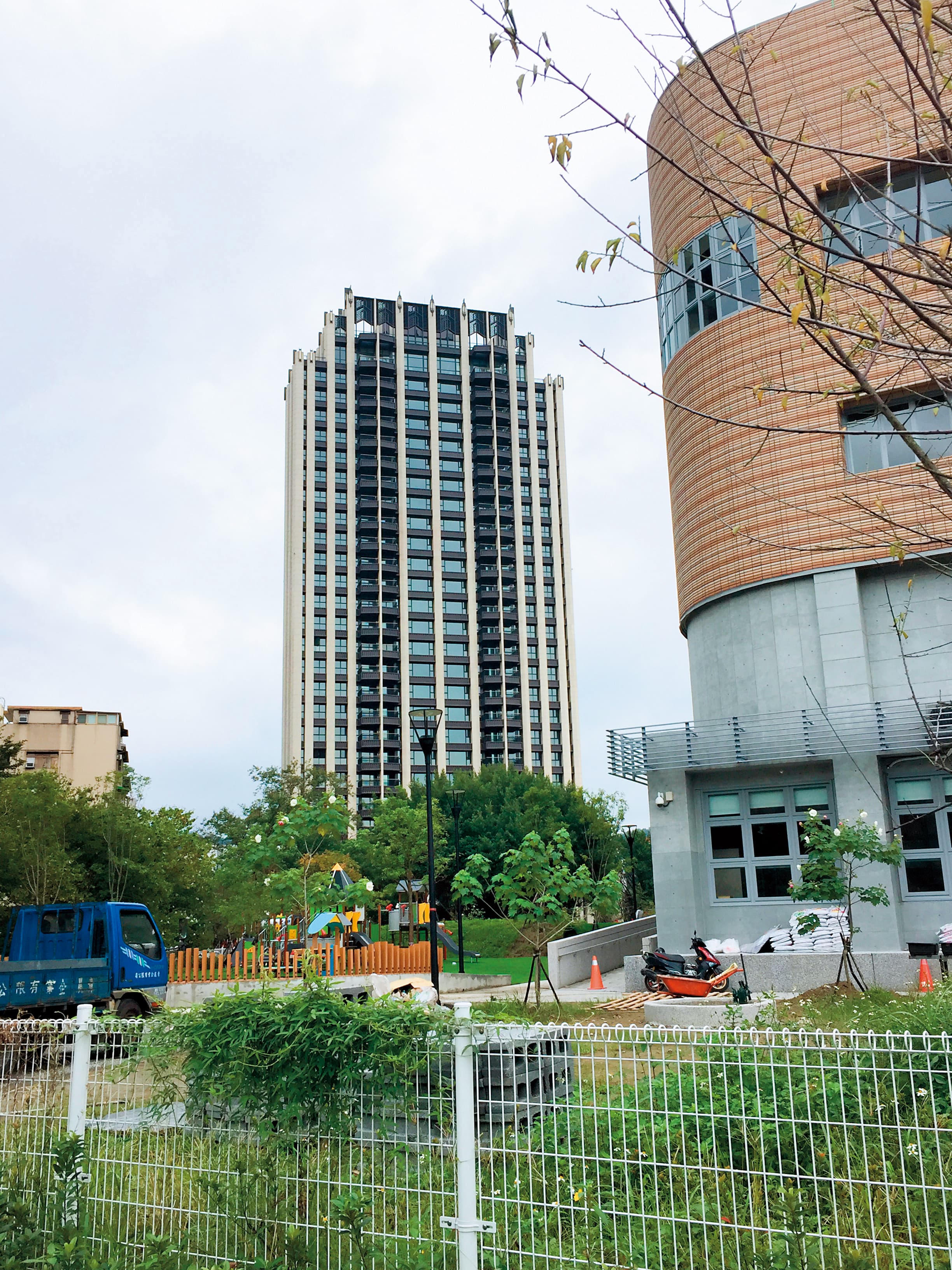 蔡依林曾被目擊與媽媽一起去看台北市大安區豪宅敦南寓邸。