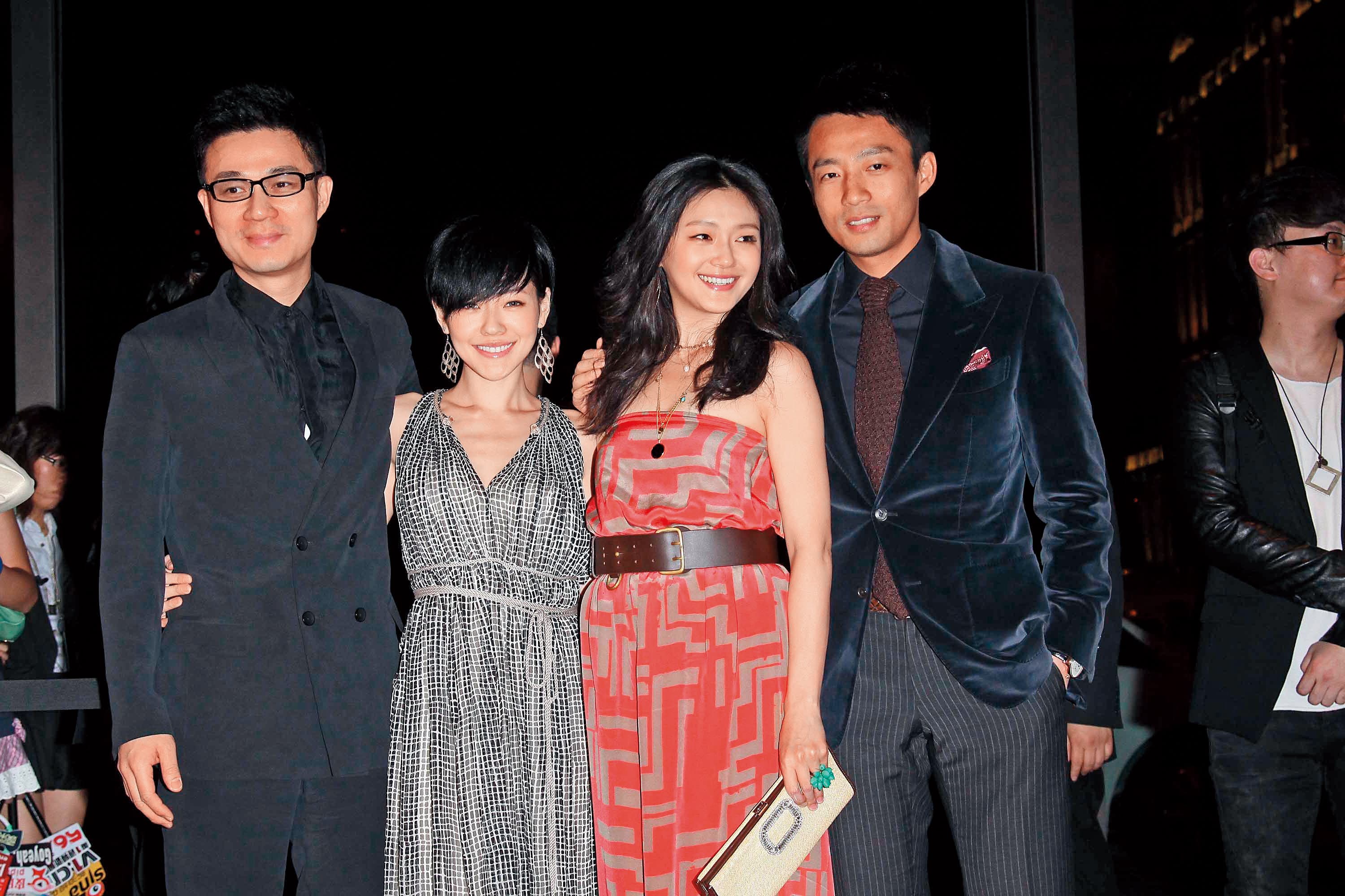 雖然小S（左二）跟許雅鈞（左一）婚姻也是風波不斷，但未傳有財務問題。大S（右二）嫁給汪小菲後，汪小菲的媽媽張蘭則財務出狀況。（東方IC）