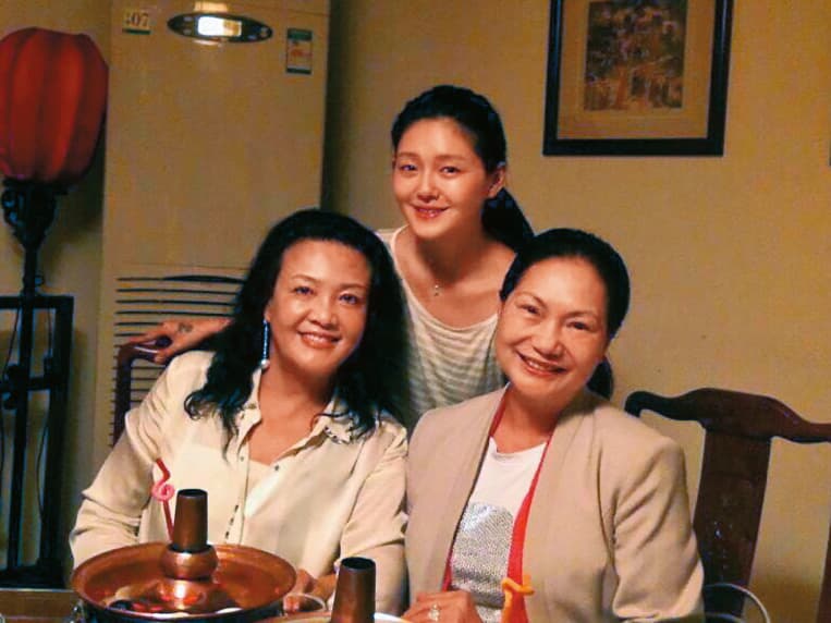 張蘭（左）、S媽（右）及大S間關係微妙，大S跟強勢婆婆相處下了不少工夫，吃素的她為懷孕還破戒吃肉。（翻攝自汪小菲臉書）