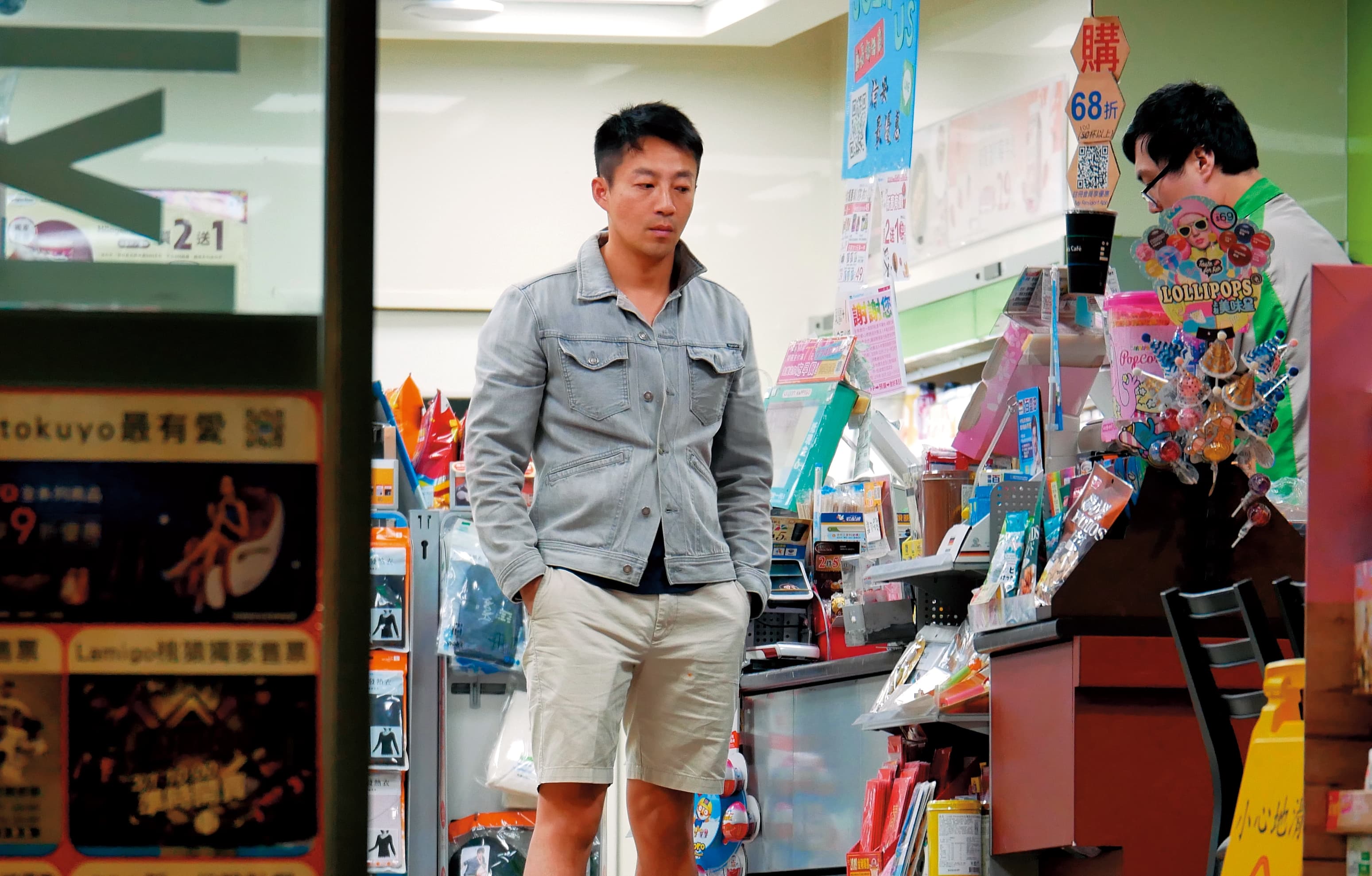 3月3日23：13，汪小菲一人深夜在便利商店採買，顯得若有所思。