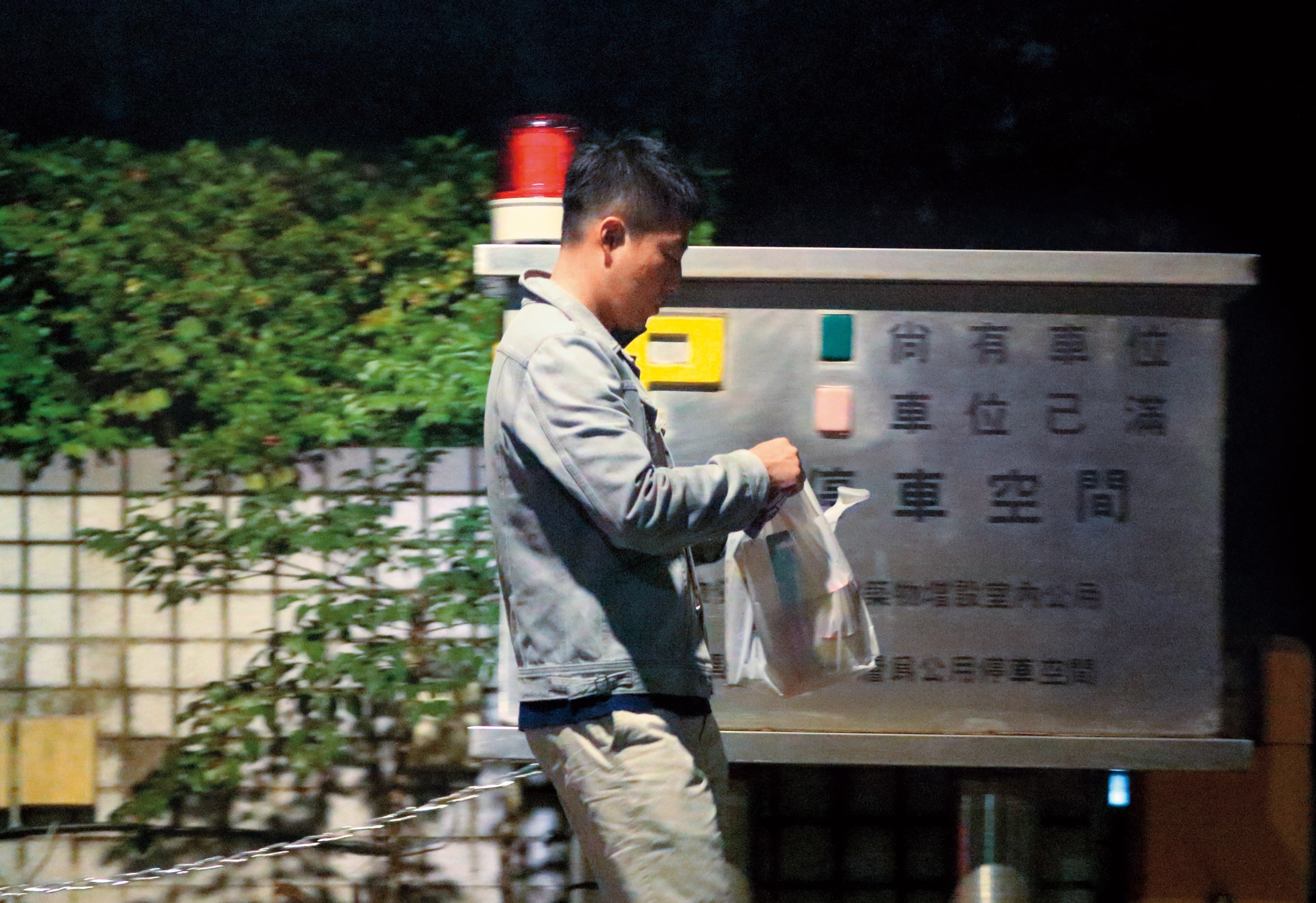  3月3日23：14，提著一袋採買物品，汪小菲又走回「台北信義」豪宅。
