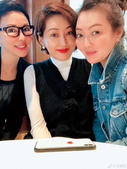 孟廣美（中）嫁給大陸富商，生活過得愜意。（翻攝毛賽男微博）