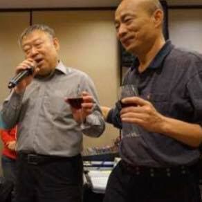 韓國瑜與共產黨高層後代高燕生喝酒。（翻攝自王浩宇臉書）
