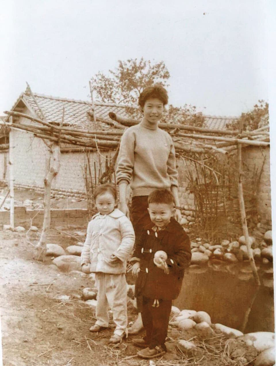 幼年的喜翔（前右）多在外婆家生活，圖為他露出調皮表情和姊姊（前左）、表姊（後）在霧峰林家的合照。（喜翔提供）