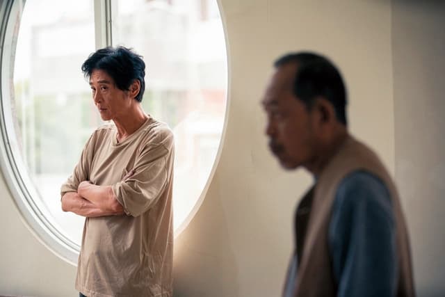小戽斗（右）和喜翔（左）在《老大人》的對手戲催淚，兩人很有緣，喜翔小時候曾被小戽斗抱過。（威視電影提供）