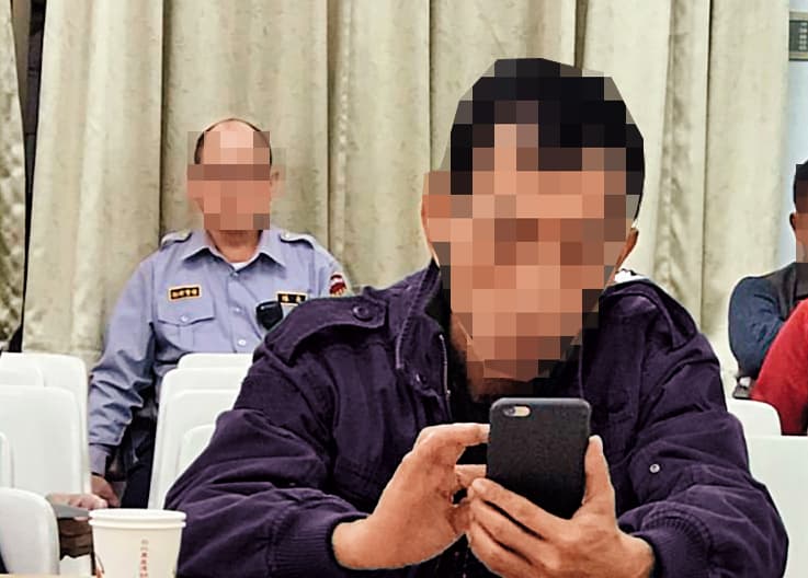 廖男曾多次代替議員參與會議，在地方小有知名度。（當事人服裝已經變色處理。讀者提供）