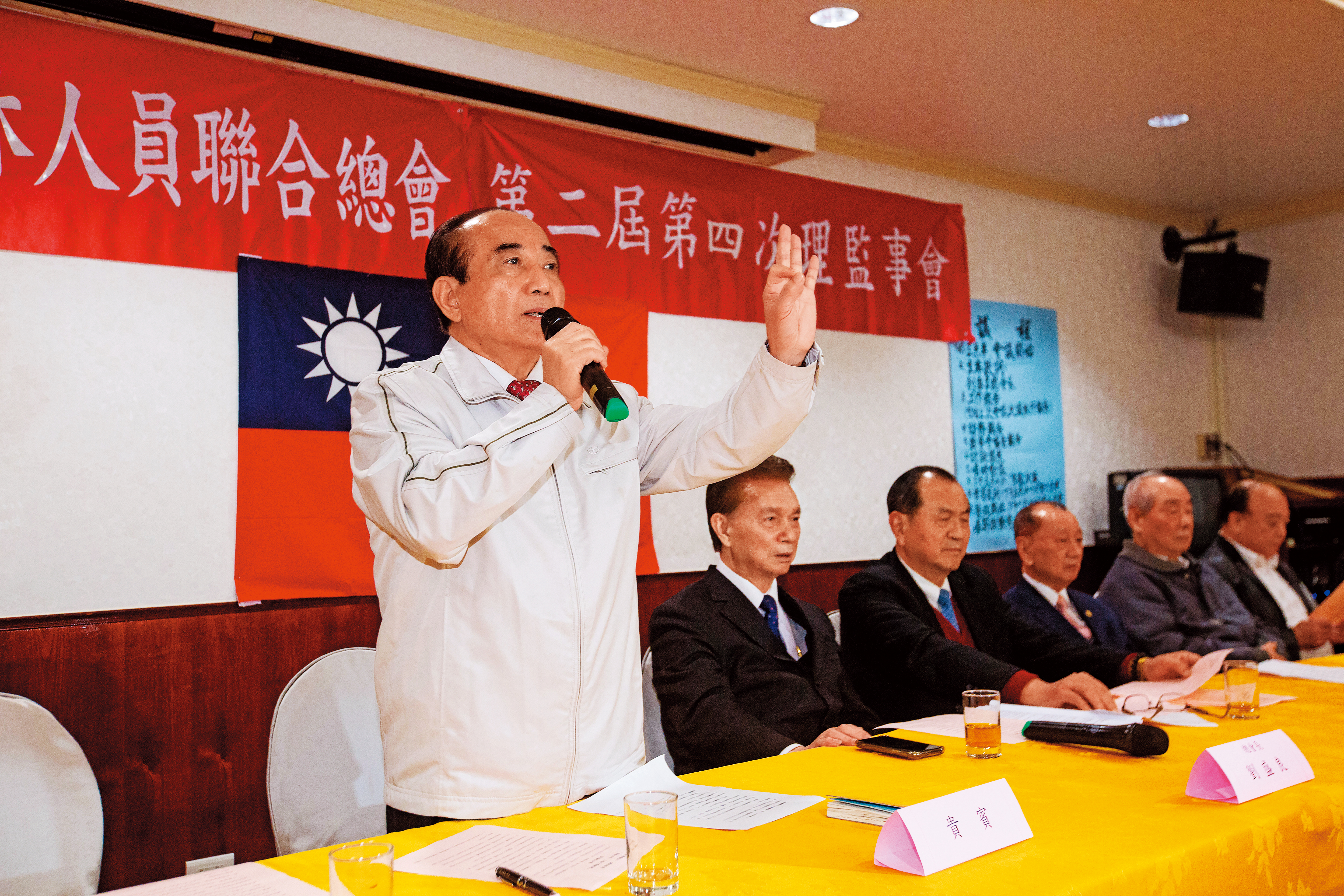王金平8日出席全國公教軍警消聯合總會理監事會承諾，當選後一定會推動二次年改，拉攏軍公教警消意味濃厚。
