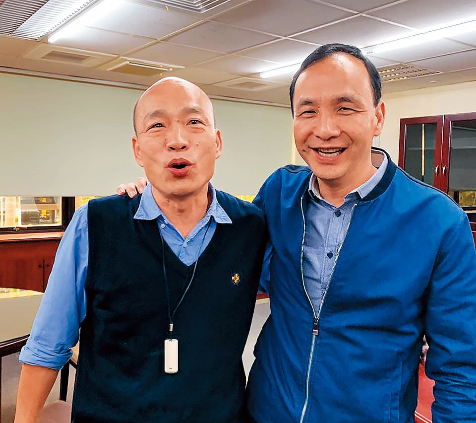 為搶搭韓流，朱立倫（右）5日南下拜會韓國瑜（左），2人熱情擁抱，朱更強調2人不會是對手。（翻攝朱立倫臉書）