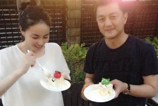 王菲、李亞鵬為有唇額裂的女兒李嫣成立慈善基金會，還會為女兒合體。（翻攝自微博）