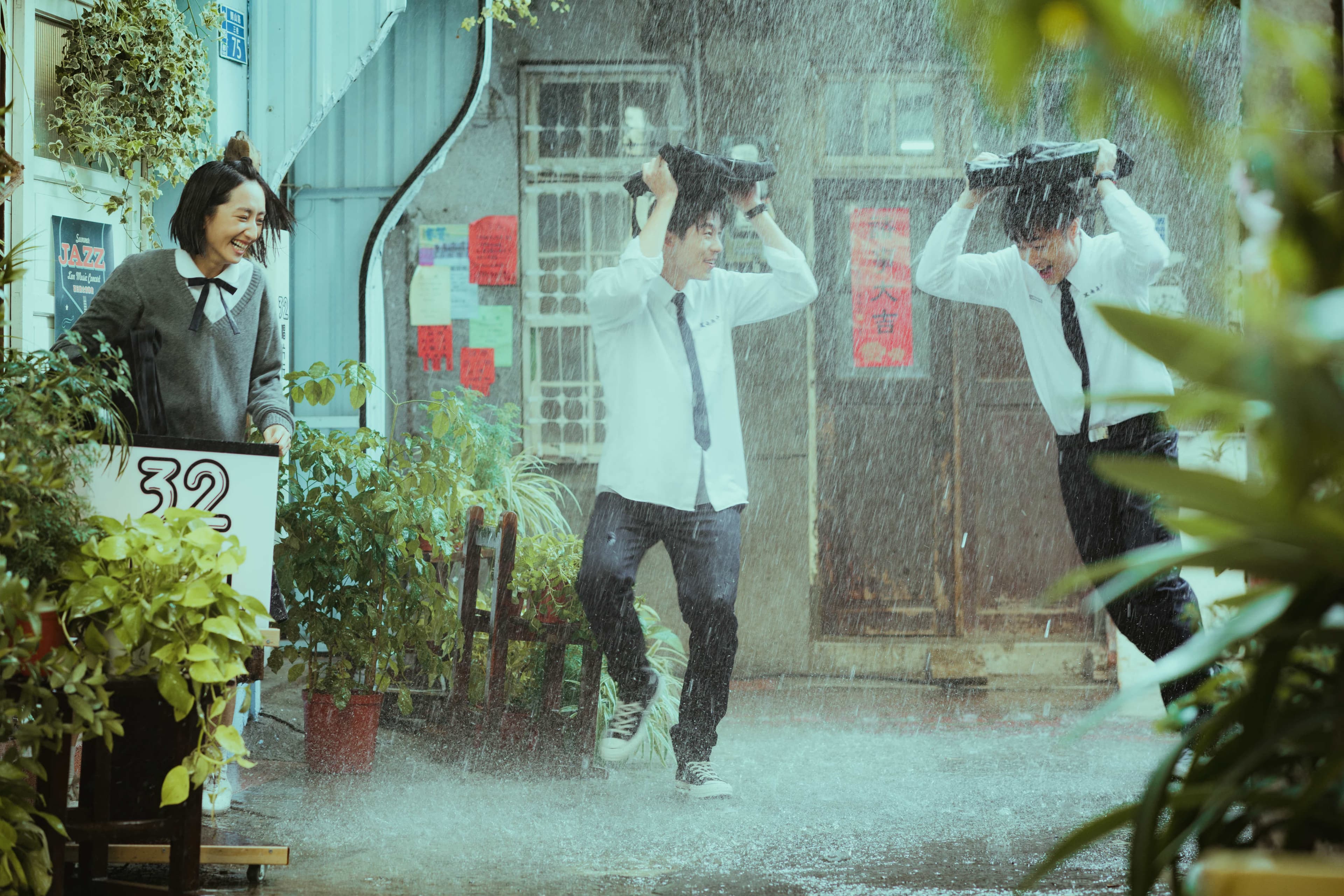 柯佳嬿（左起）、許光漢、施柏宇在雨中嬉鬧，感情超好。（福斯傳媒集團提供）