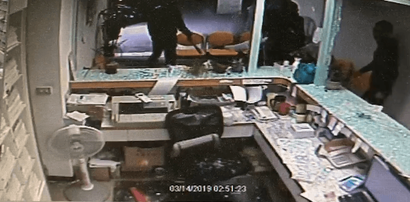 7名惡煞闖入診所，持棍棒將櫃台砸毀。（翻攝畫面）