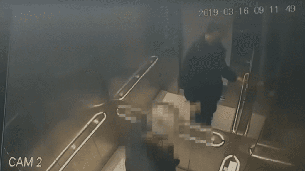 柯嫌刺殺陳姓街友後，身影被電梯監視器拍下。（翻攝畫面）