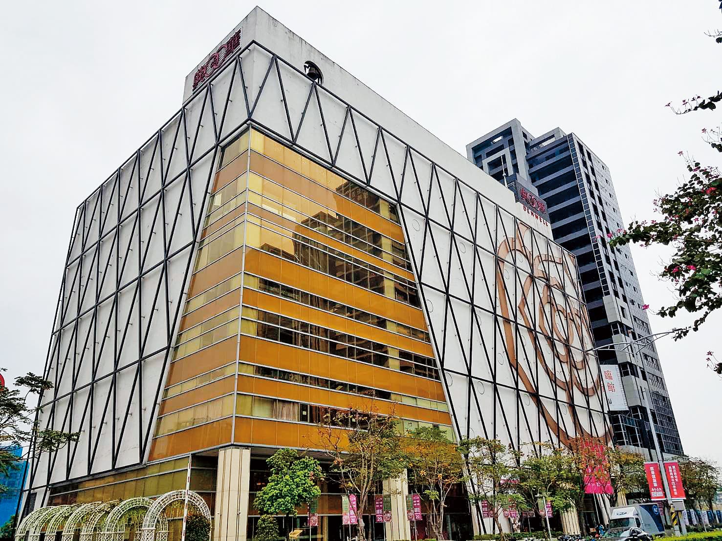 張書維在高檔餐廳宴請女記者喝春酒，席間一行人喝掉一瓶一公升的威士忌。