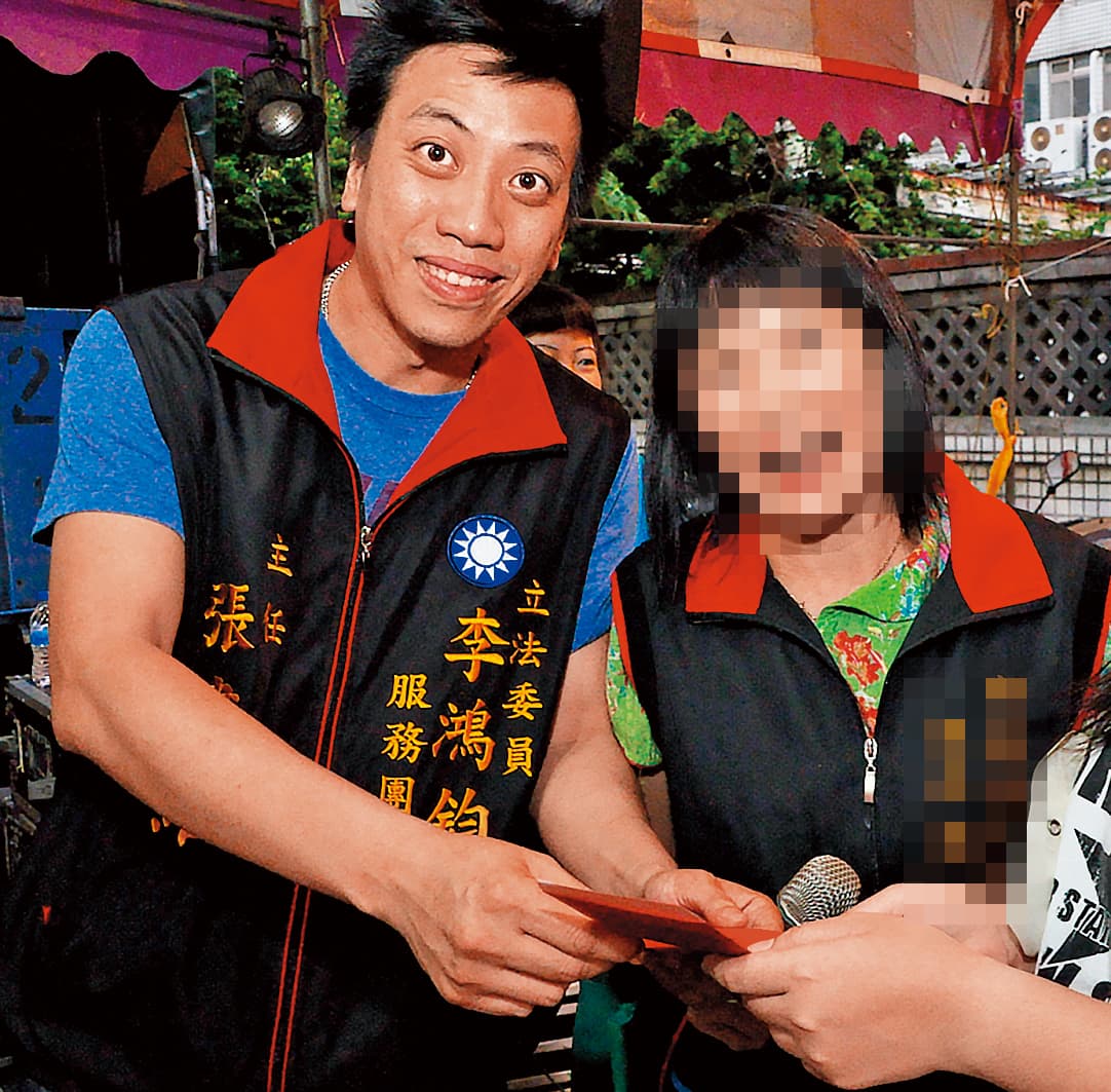 張書維（左）擔任國會助理18年，常替立委跑攤，人脈豐沛，涉及猥褻及性侵未遂挨告。（翻攝新莊報導）