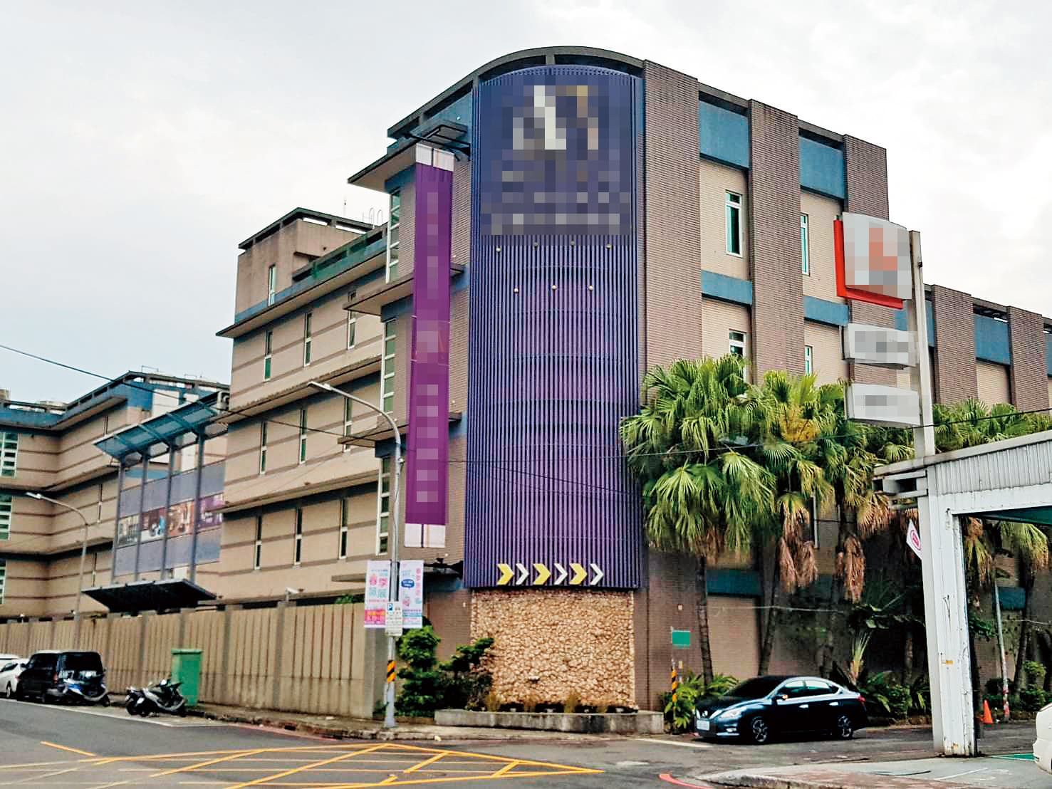 張書維酒醉後，堅持要到汽車旅館休息，涉誘騙女記者進房後，企圖性侵害。