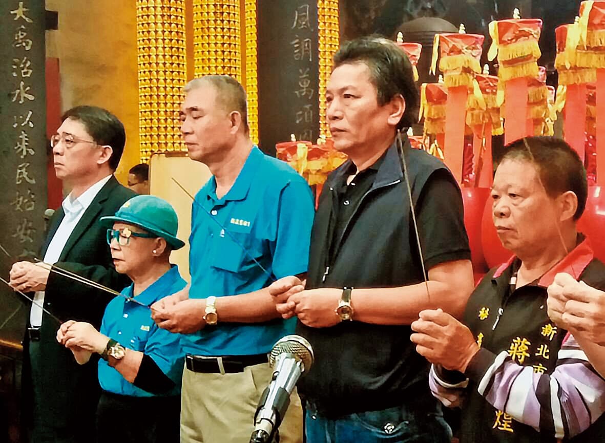 4連霸的親民黨立委李鴻鈞（右2）勤跑基層，未料，他的服務處主任竟被控涉對2名女記者襲胸及性侵未遂，震撼地方人士。（翻攝李鴻鈞臉書）