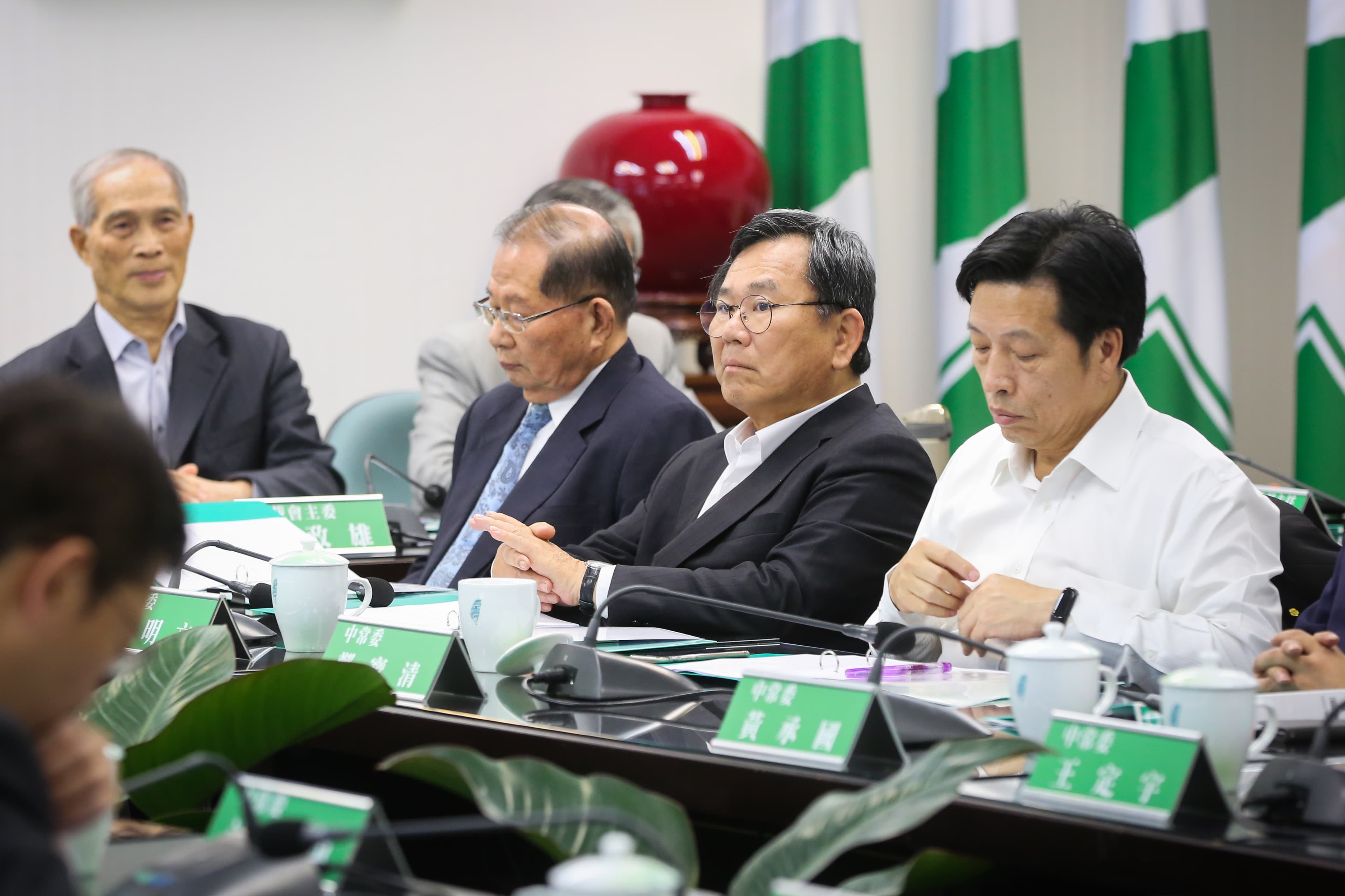 發起挺蔡英文連署的民進黨立委陳明文（右2）今也出席中常會。