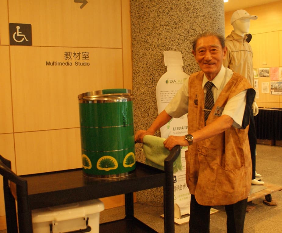 蔣伯伯也於2001年授證為慈濟志工，一路秉持著「行善、行孝不能等！」的精神，無私奉獻自己、盡可能的服務民眾。（慈濟基金會提供）