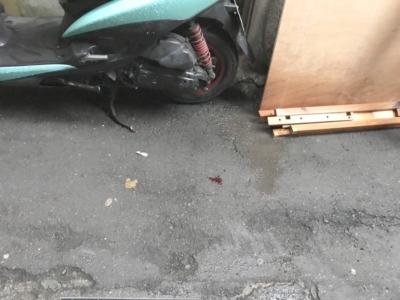 現場殘留的血跡。（翻攝畫面）