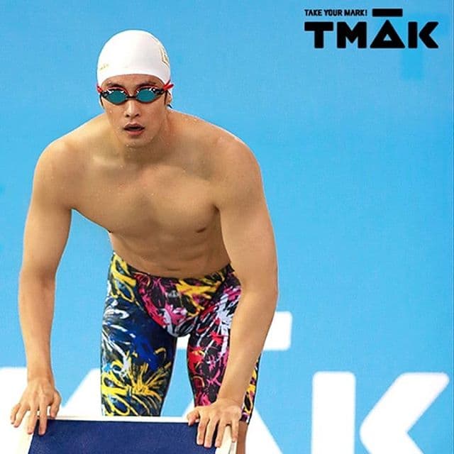 成勛出道前是游泳選手，好身材讓泳裝品牌也邀他擔任代言人。