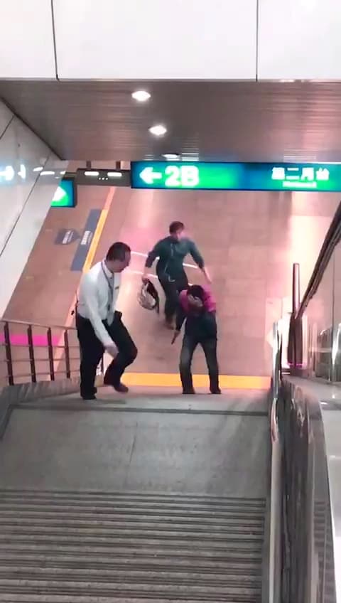 高男松山車站持刀追逐女性，並大喊「我是下一個鄭捷！」。（翻攝畫面）
