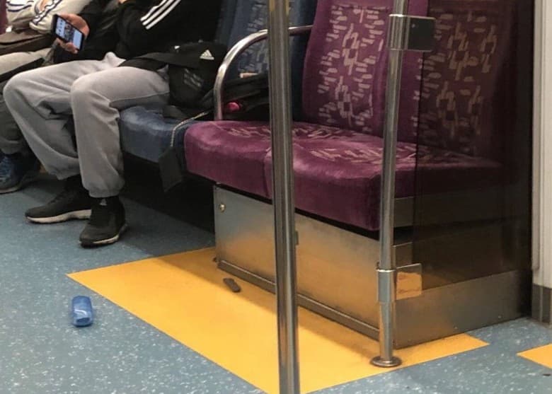 散落列車地上的刀套。（翻攝畫面）