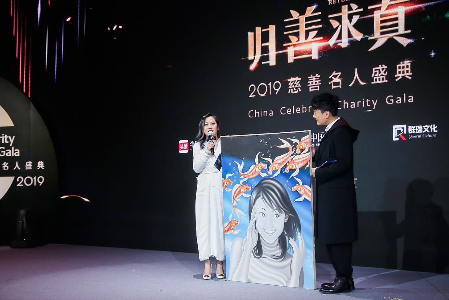 張信哲在典禮中獲贈油畫，讓熱愛藝術的他非常開心。（潮水音樂提供）
