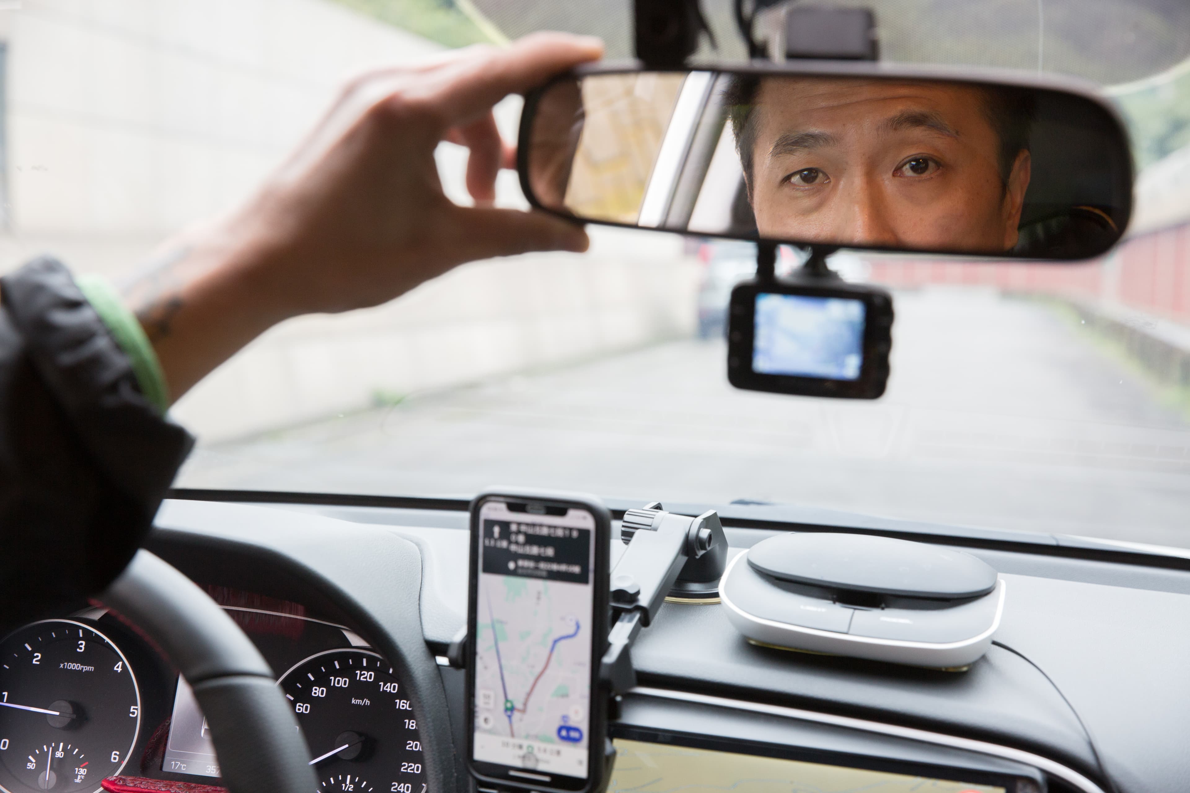 經商失敗後，張居財放下驕傲自尊，靠著駕駛Uber重新出發。
