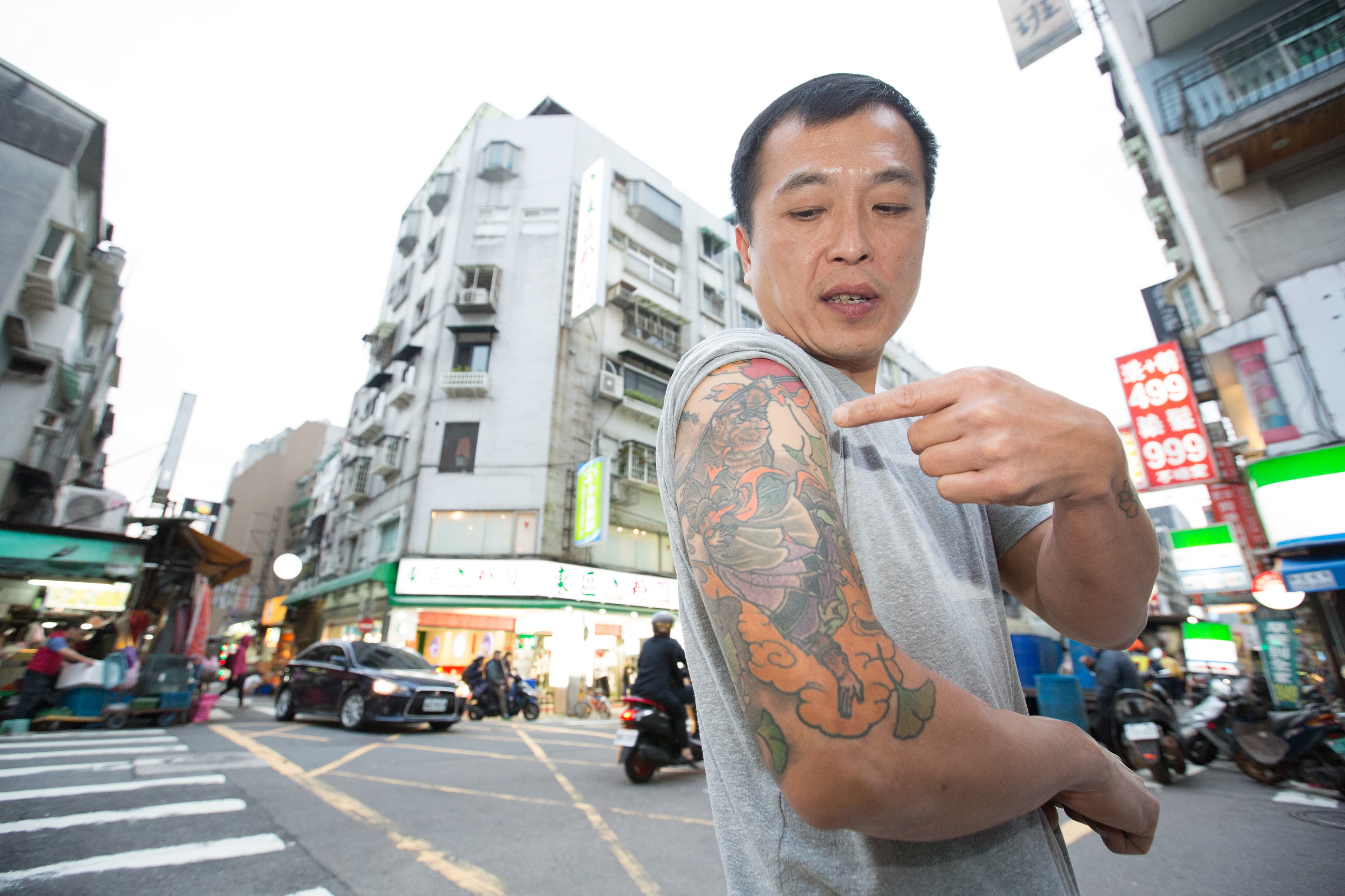 人生從雲端跌倒谷底，張居財在手臂刺上孫悟空圖案，象徵重生。