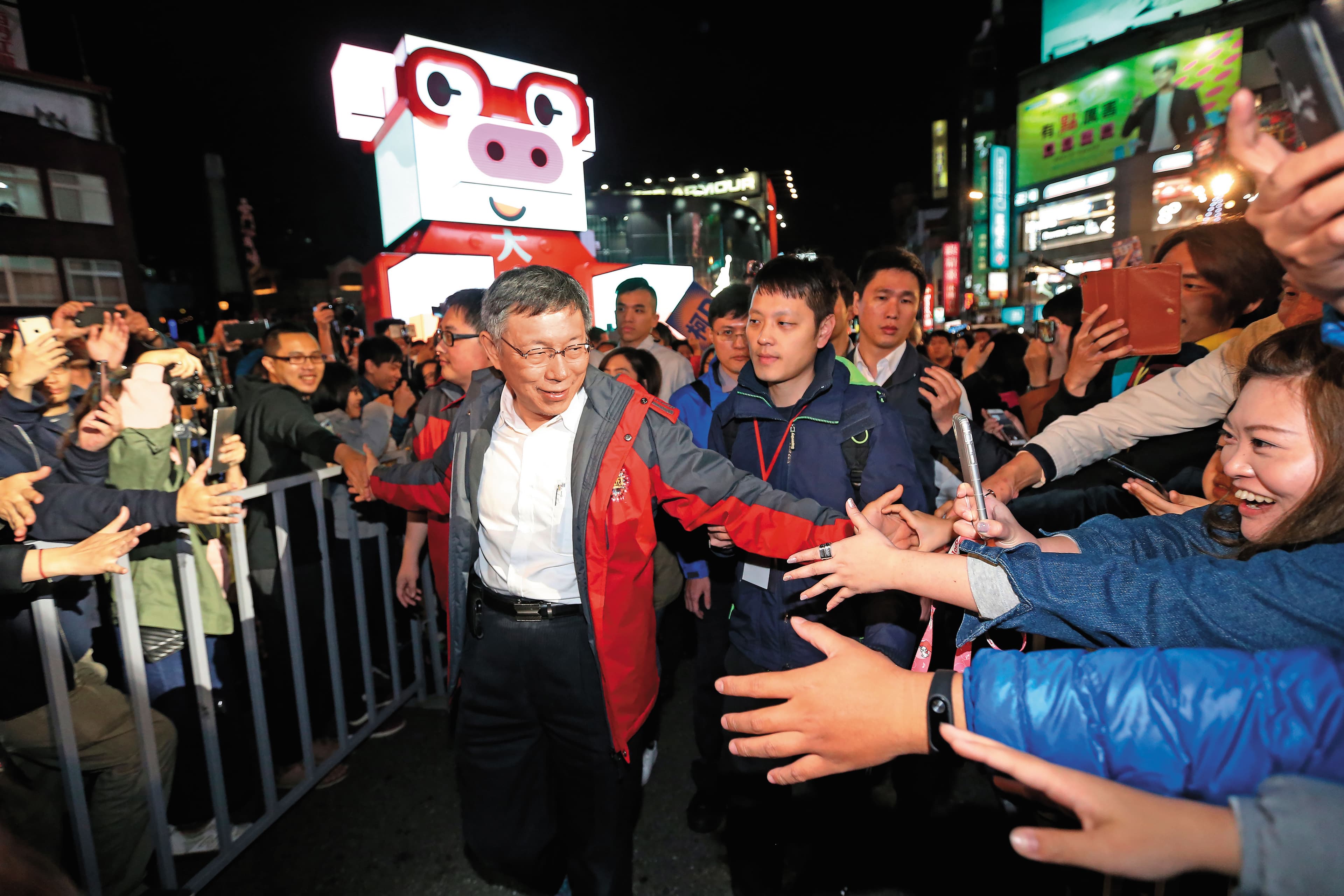 台北市長柯文哲致力翻轉西區，今年台北燈節在西門町舉辦，吸引大批觀光客捧場。（東方IC）