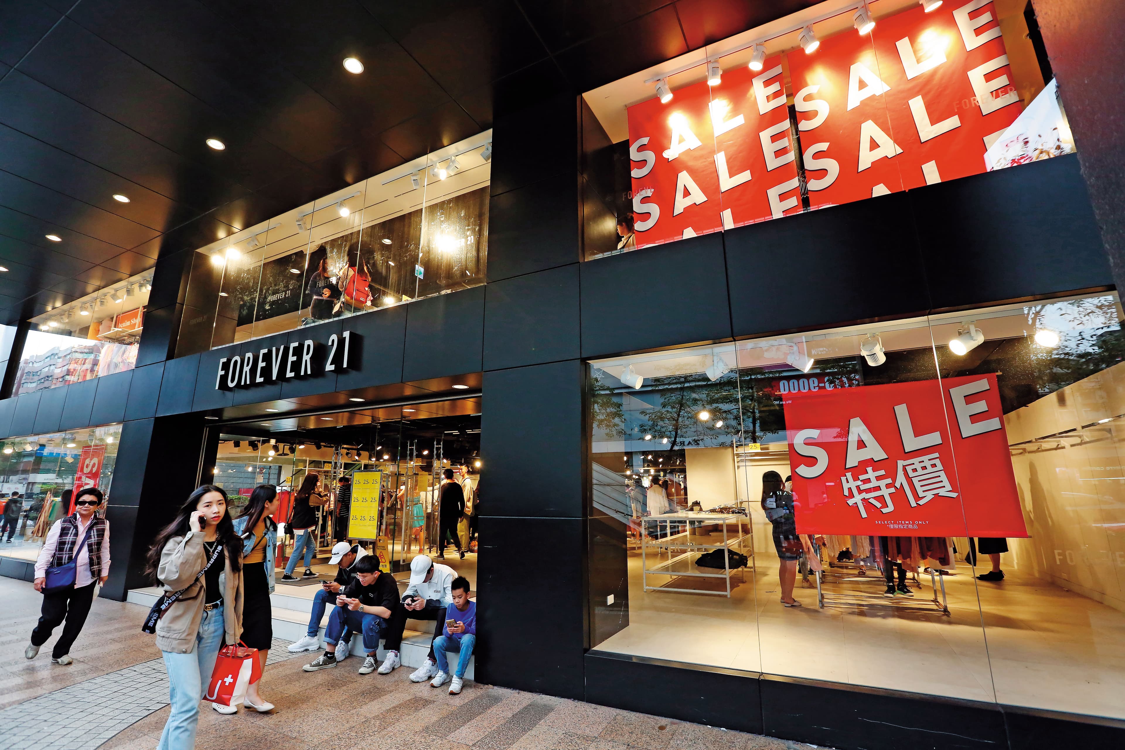 Forever 21東區店不敵業績慘澹在3月底關門，關店前祭出2.5折優惠出現難得人潮。