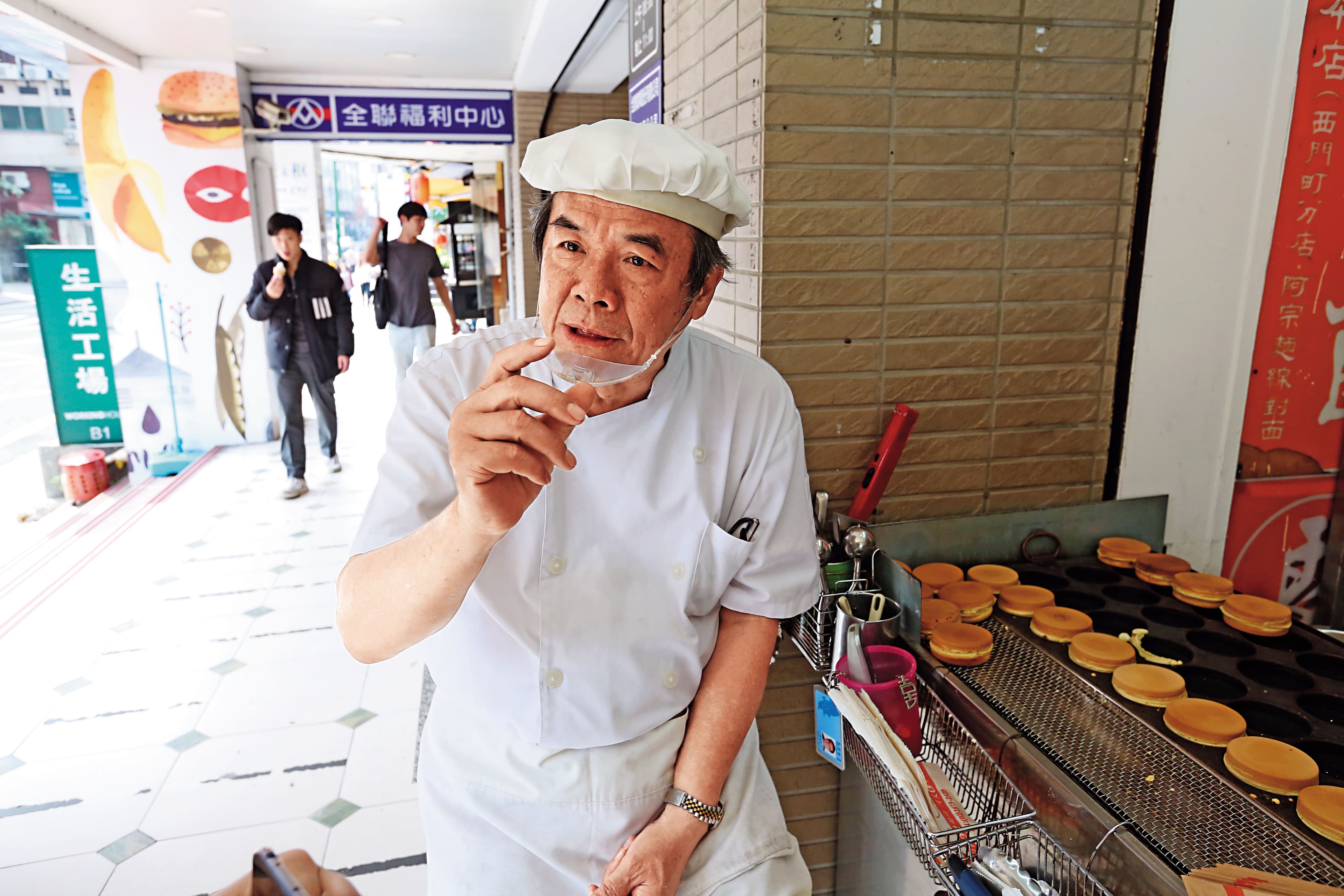 天母車輪餅店黃老闆在地經營多年，和上門消費的客人大多熟稔，他認為天母商圈自成一格，不存在衰退問題。