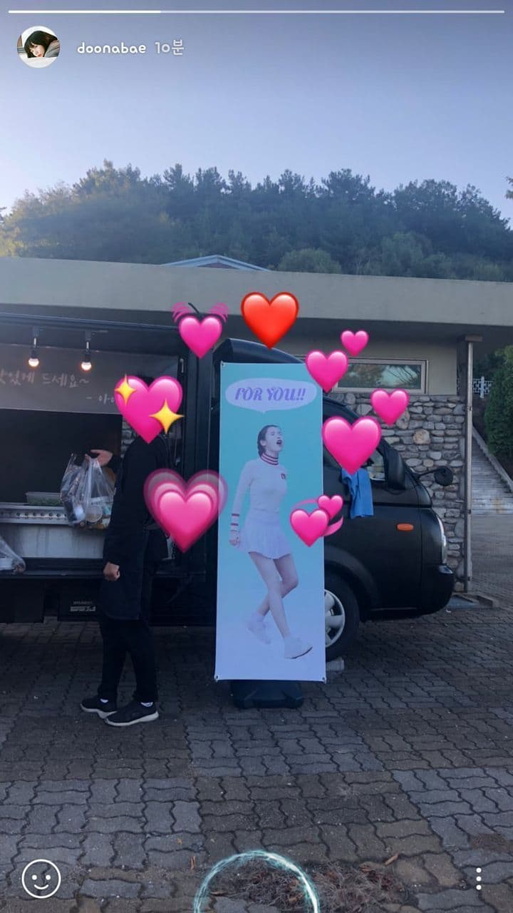 裴斗娜曾在她IG限時動態放上IU特地送的食物應援，見證好感情。（網路圖片）