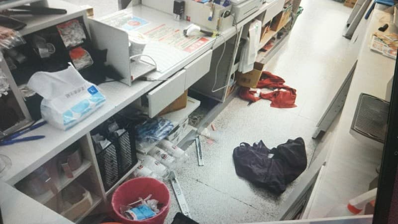 縣府內小7被搜刮了14萬，小型保險箱也被拖走。（警方提供）