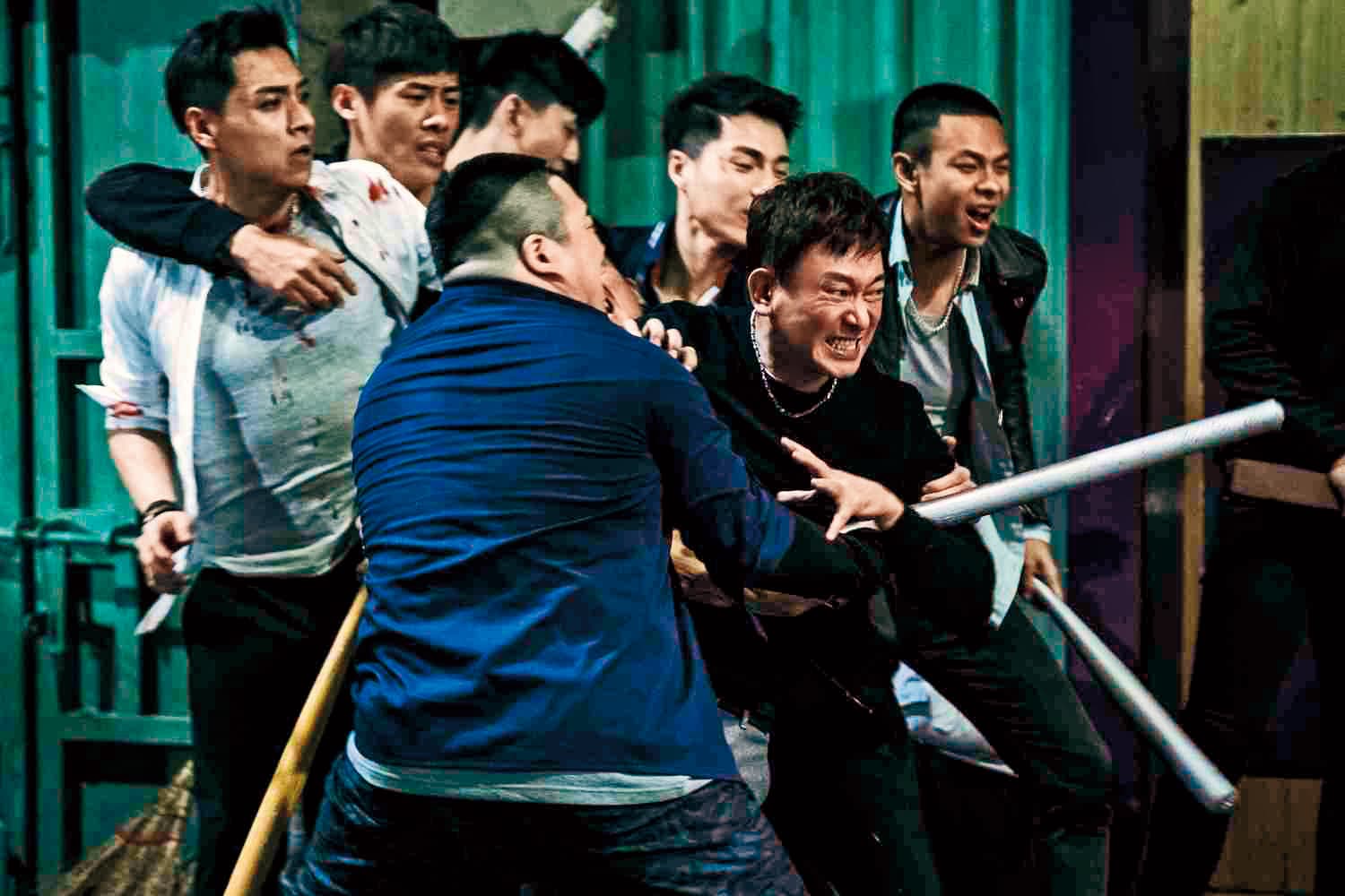 王識賢（右二）過往常演黑道大哥，本土味十足，這次卻在國際製作的《獵夢特工》中飾演科學家。
