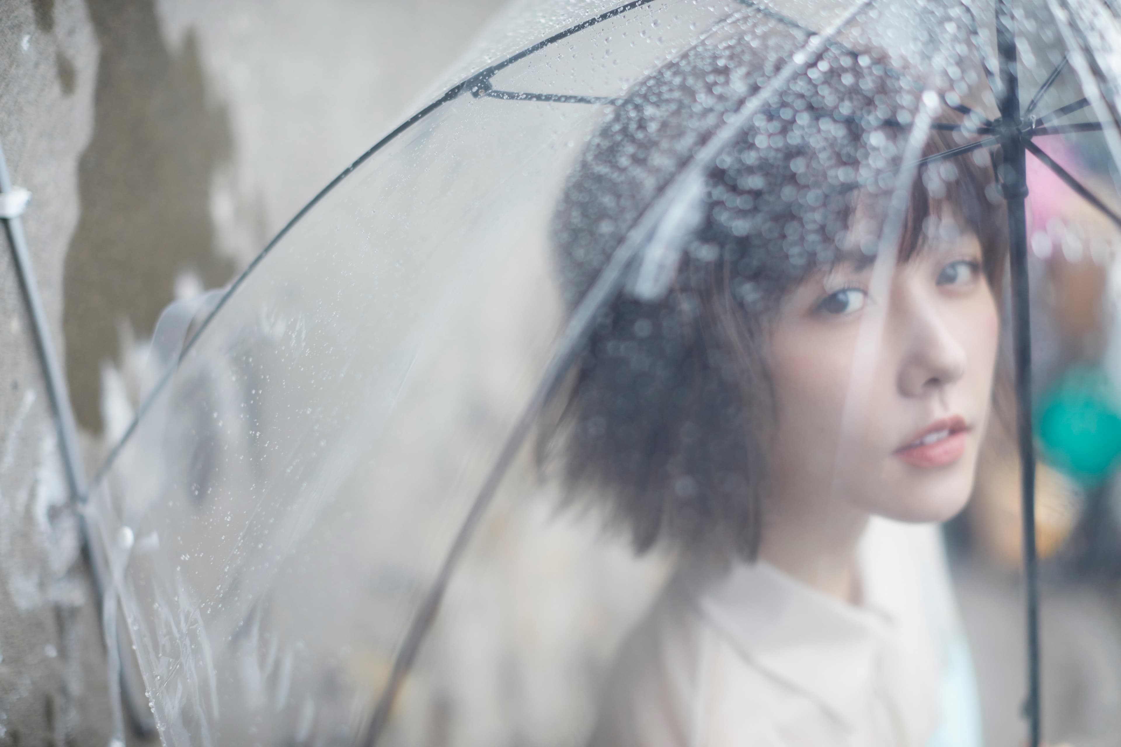 新專輯取名《微雨》，對邵雨薇具有特殊意義。（寬宏藝術Kham Music）