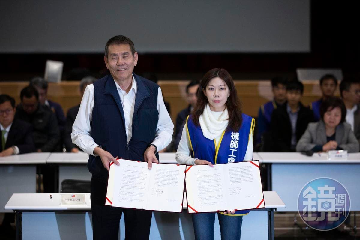 行政院已拍板核定，機師罷工事件負責與工會協商的華航總經理謝世謙（前排左），將升任華航新任董事長。
