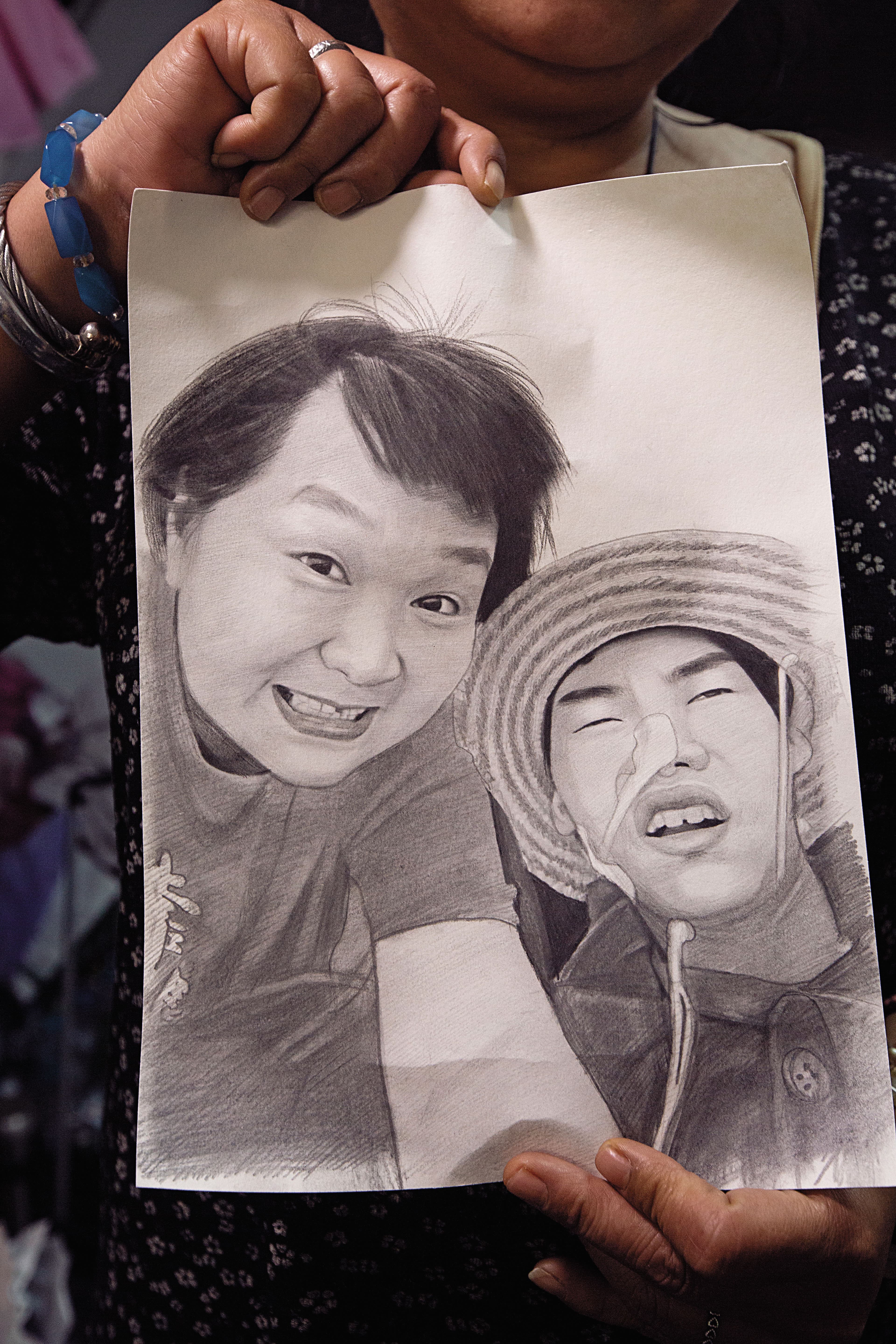 陳嘉齡曾讀過美工科，小比生病後，她偶爾還會畫圖，她曾畫下自己跟小比開心的模樣。