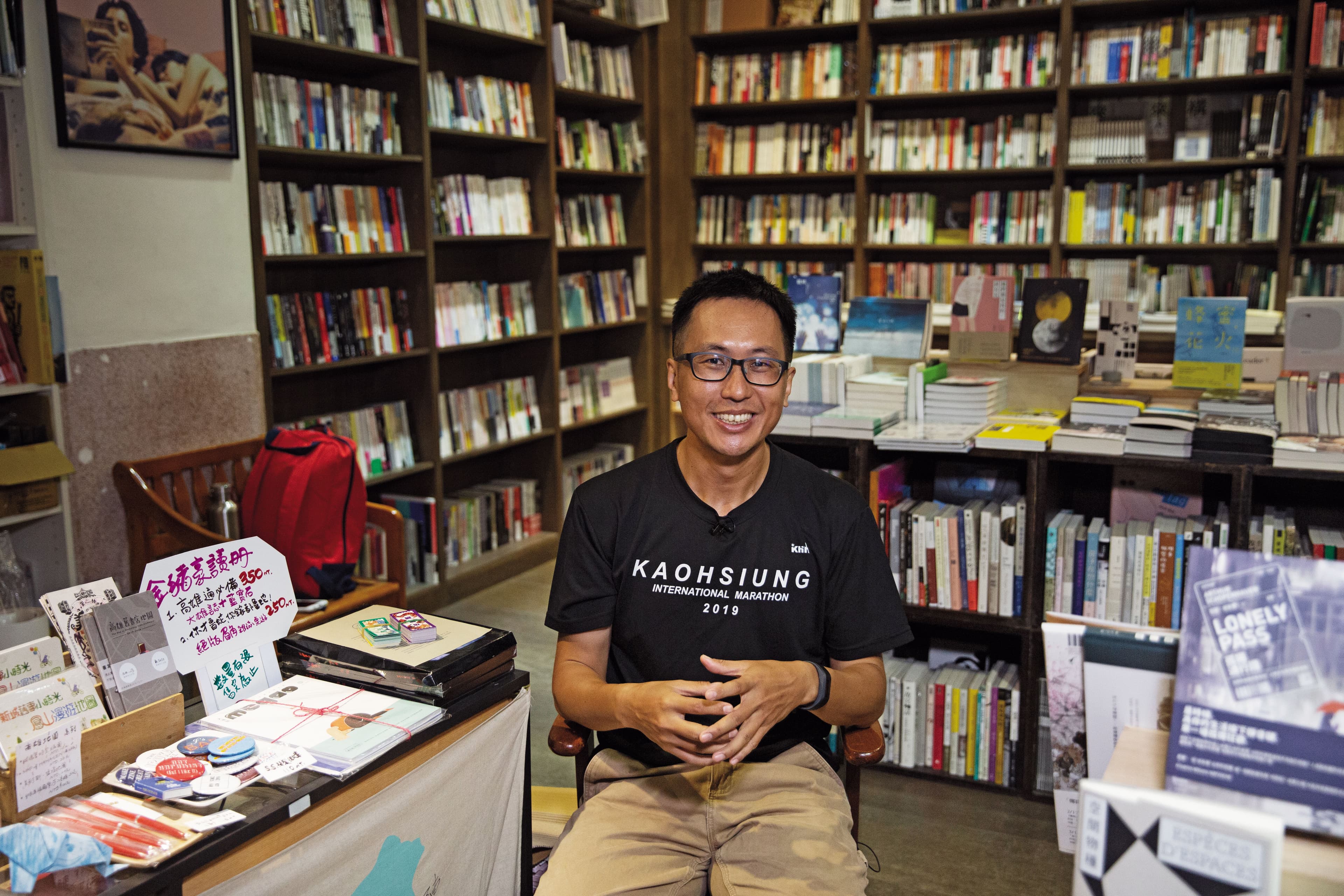 謝一麟是高雄獨立書店三餘書店創辦人之一，目前也是負責人，在熟悉的空間裡，個性謹慎的他才放鬆許多。