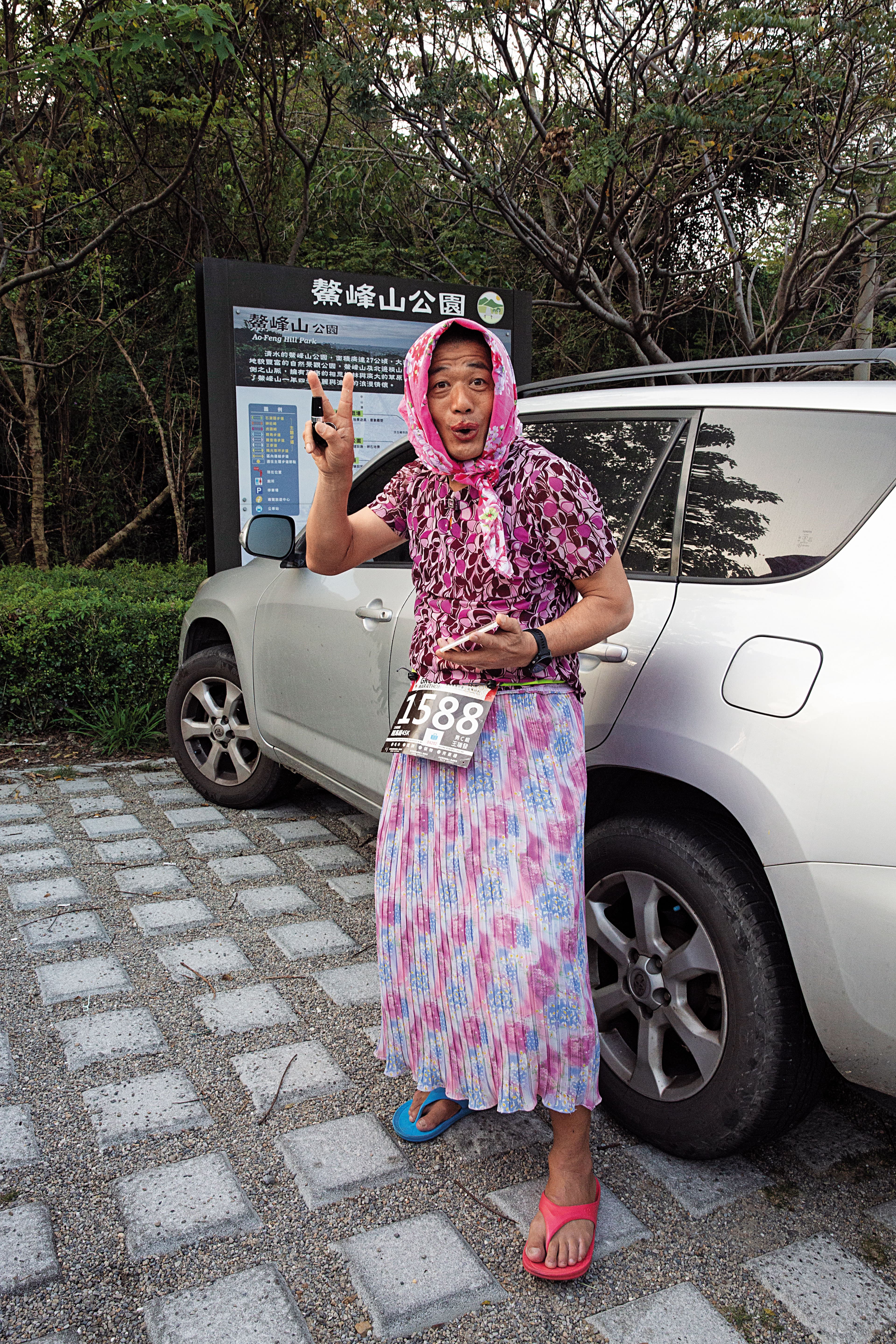 王瑞發個性大剌剌，還曾扮成開喜婆婆跑馬拉松，我們說他「跑快樂不跑快」，他還要更正自己是「跑帥不跑快」。