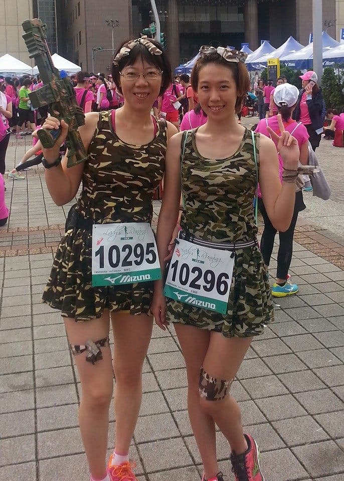 2014年母親節，侯美花（左）與女兒一起跑馬拉松。（侯美花提供）