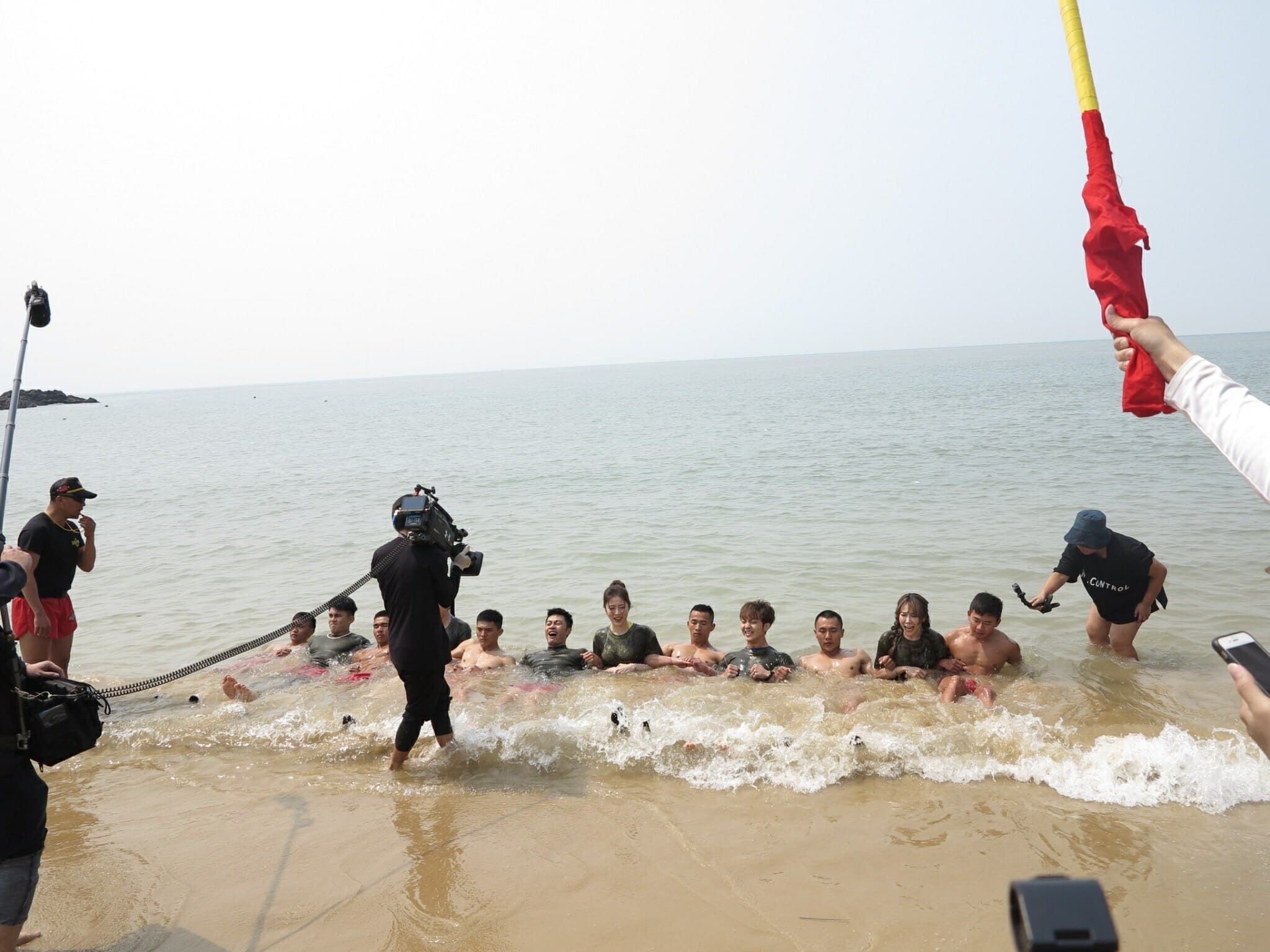 胡瓜派出藝人與蛙兵們一起到海岸邊體驗手勾手仰臥起坐。（民視提供）
