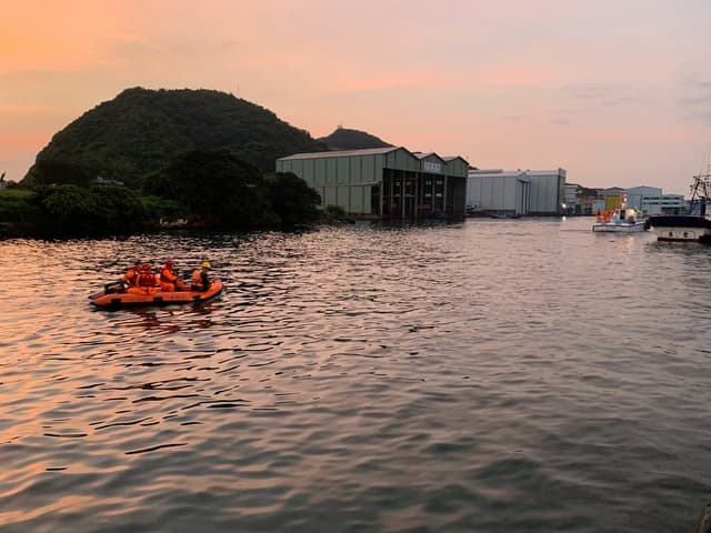 消防隊在海面上搜尋。（警方提供）