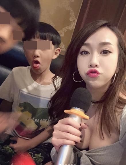 林佩瑤貼出和姪子唱KTV的照片，網友紛稱讚「姑姑好辣」。（翻攝林佩瑤臉書）
