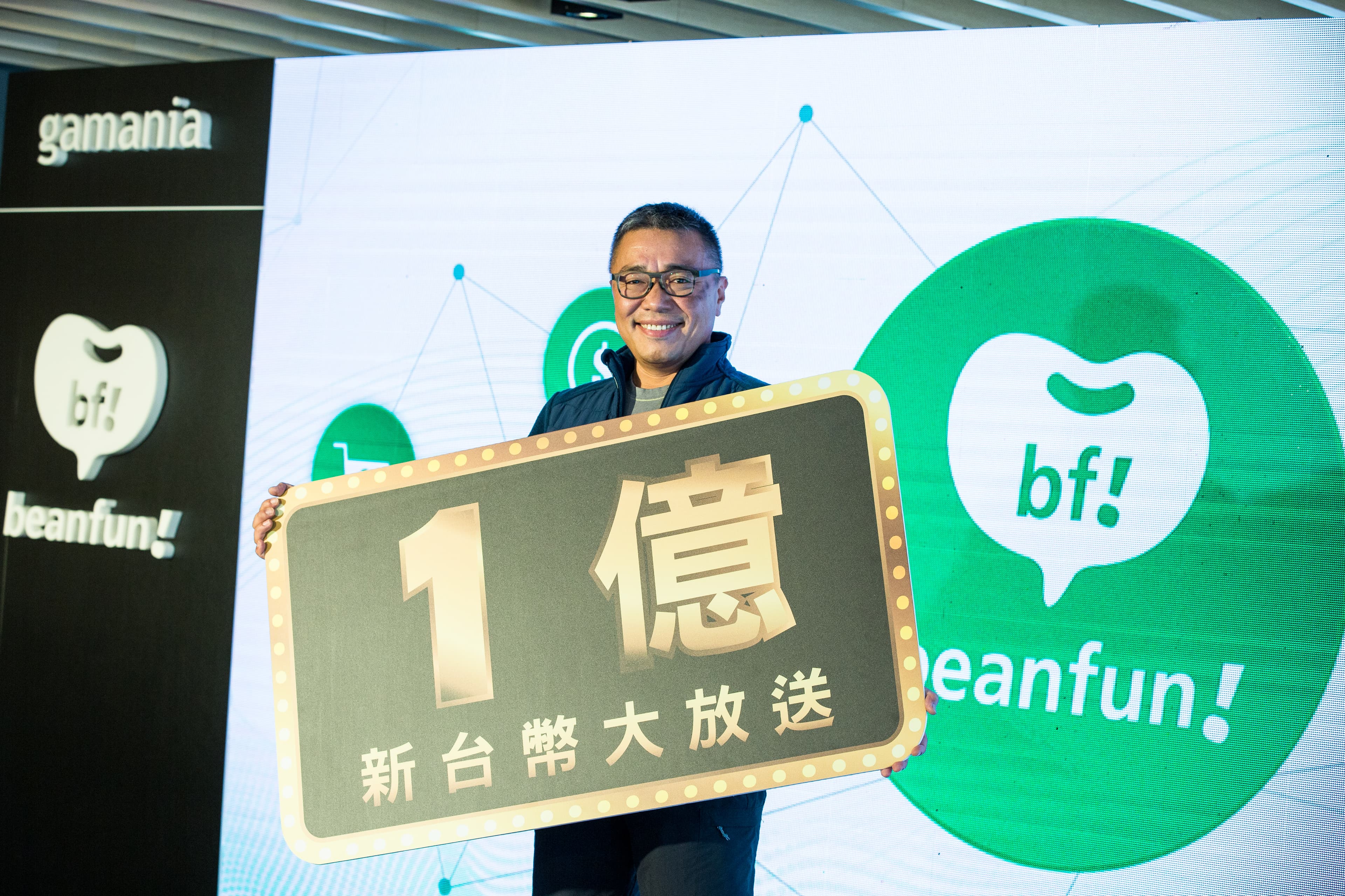 劉柏園花了2年多精心打造的beanfun!，正面對決行動生活入口霸主LINE。 